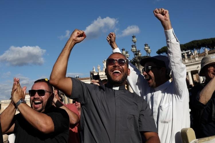 Fiéis comemoram a escolha do novo papa em frente à Basílica de São Pedro Fiéis comemoram a escolha do novo papa em frente à Basílica de São Pedro