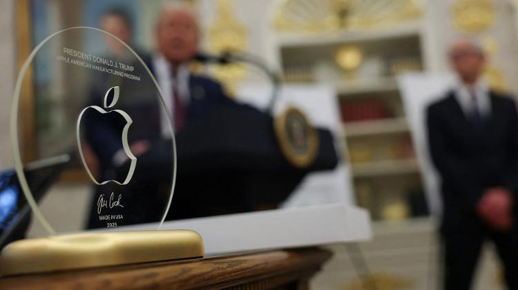 Presente dado por Tim Cook, CEO da Apple, ao presidente Trump é feito de vidro produzido nos EUA e uma base de ouro Presente dado por Tim Cook, CEO da Apple, ao presidente Trump é feito de vidro produzido nos EUA e uma base de ouro