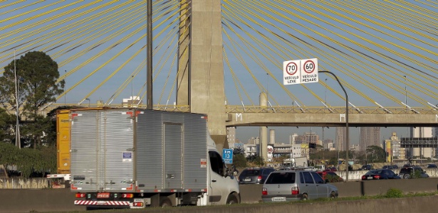 Placas indicam o novo limite de velocidade na marginal Tietê, sentido Castelo Branco, em São Paulo - Newton Menezes/Futura Press/Estadão Conteúdo