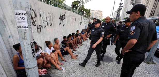 Policiais apreendem jovens da zona norte que iam para a zona sul do Rio - Marcelo Theobld / Extra / Ag. O Globo