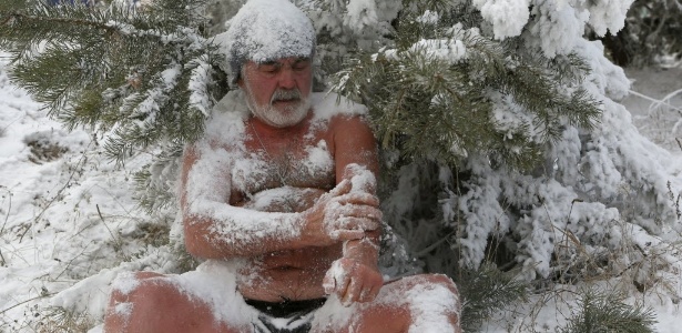 Nadador de inverno da região da Sibéria, na Rússia - Ilya Naymushin/Reuters