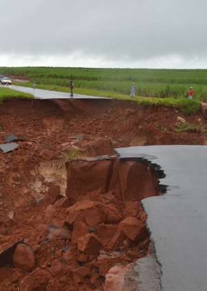 A cratera de 50 metros surgiu repentinamente e "engoliu" dois veículos em Borá (SP) - Manoel Moreno / i7noticias.com