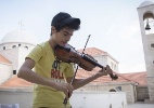 Universidade britânica empresta violino do século 19 a adolescente sírio - Amr Kokash
