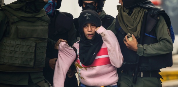 28.jul.2017 - Manifestante é detido durante protesto em Caracas, na Venezuela - Ronald Schemidt/AFP