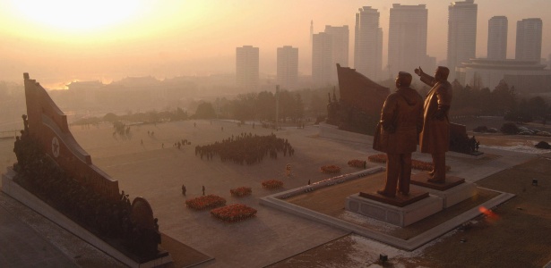 Estátuas de Kim Il-sung e Kim Jong-il na colina Mansudae, em Pyongyang - KCNA via Reuters