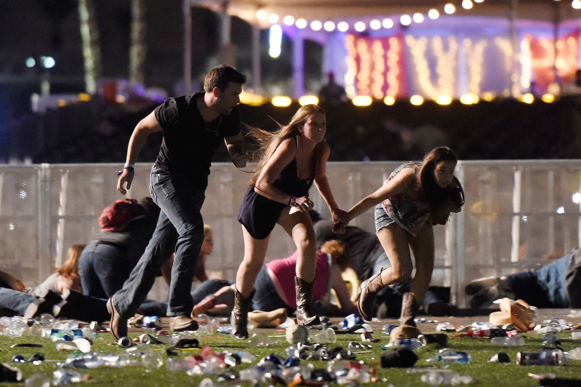 1º.out.2017 - Público corre no momento do ataque de atirador em festival em Las Vegas, Nevada - David Becker/Getty Images/AFP