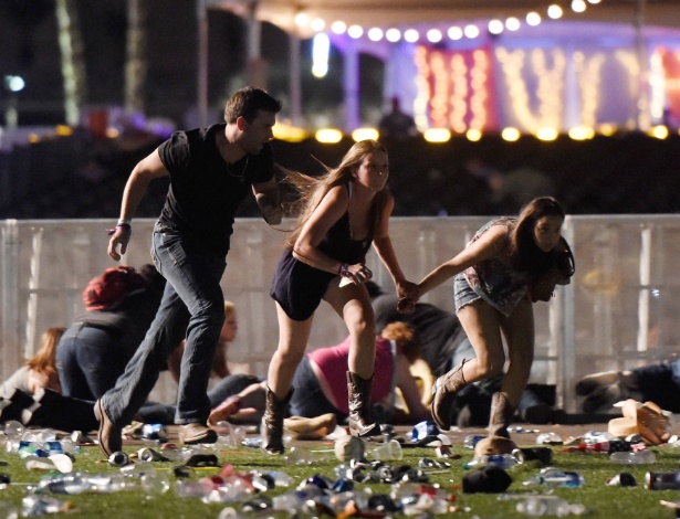 1º.out.2017 - Público corre no momento do ataque de atirador em festival em Las Vegas, Nevada - David Becker/Getty Images/AFP