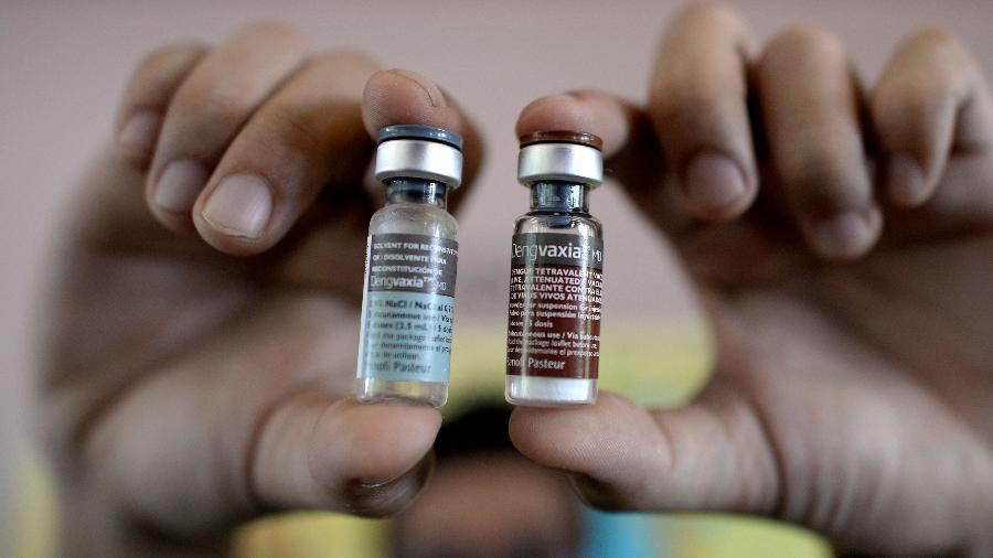 Enfermeira mostra frascos da vacina contra a dengue Dengvaxia, desenvolvida pela farmacêutica francesa Sanofi - Noel Celis/AFP