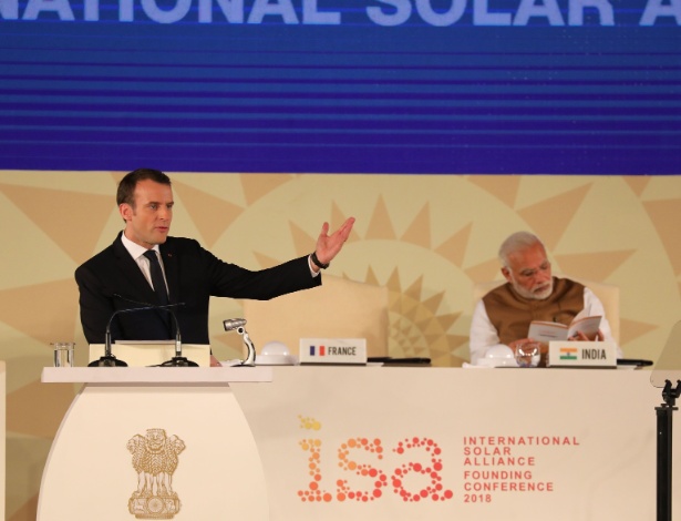 Macron discursa durante conferência sobre energia solar, ao lado do premiê indiano - Ludovic Marin/AFP Photo