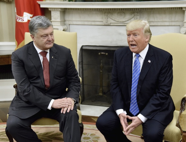 Petro Poroshenko e Donald Trump durante a reunião na Casa Branca em junho de 2017 - EFE/Olivier Douliery