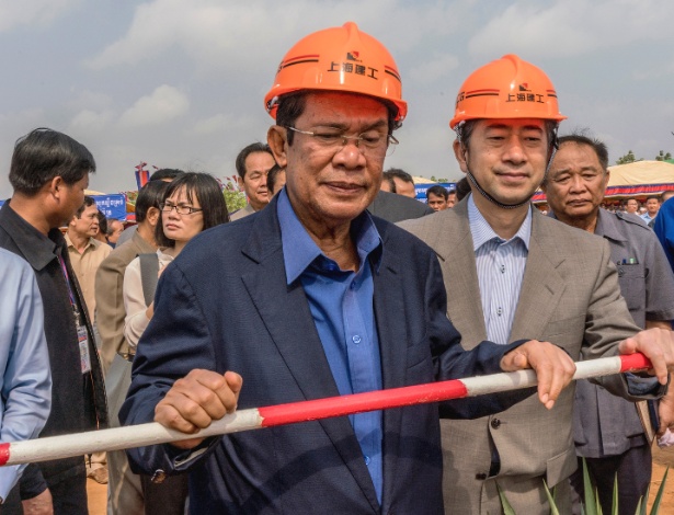 Primeiro ministro cambojano Hun Sen, esquerda, e o embaixador chinês Xiong Bo em uma cerimônia de inauguração de uma nova ponte chinesa, em Stueng Trang, Camboja - Adam Dean/The New York Times
