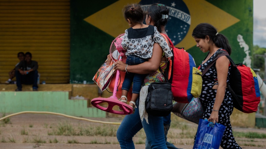 Venezuelanos deixam o Brasil na fronteira com a Venezuela na cidade de Pacaraima, no estado de Roraima, em 2018. - Eduardo Anizelli/ Folhapress