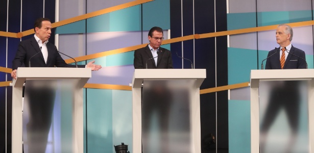 16.set.2018 - João Doria (e), do PSDB, responde pergunta de Márcio França (d), do PSB, durante o debate da TV Gazeta entre candidatos ao governo de São Paulo