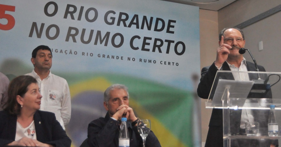 José Ivo Sartori (MDB) fala com a imprensa após a confirmação para o segundo turno da eleição do governo do Rio Grande do Sul, contra Eduardo Leite (PSDB)