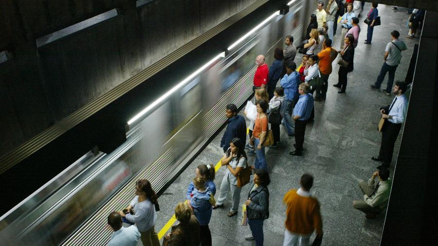 Passageiros aguardam o trem na estação Santa Cruz do metrô - Moacyr Lopes Junior / Folha Imagem