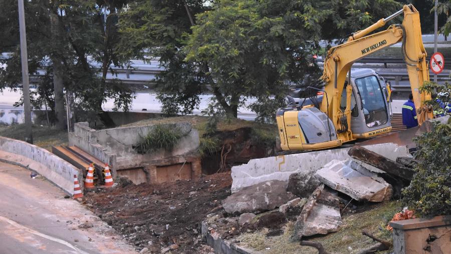 Obra em canteiro que separa as pistas expressa e central da Marginal Tietê - Roberto Casimiro/Foto Arena/Estadão Conteúdo