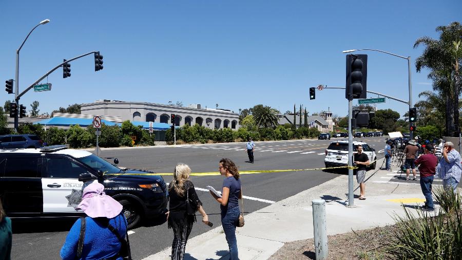 27.abr.2019 - Polícia isola a sinagoga de Chabad, em Poway, na Califórnia - John Gastaldo/Reuters