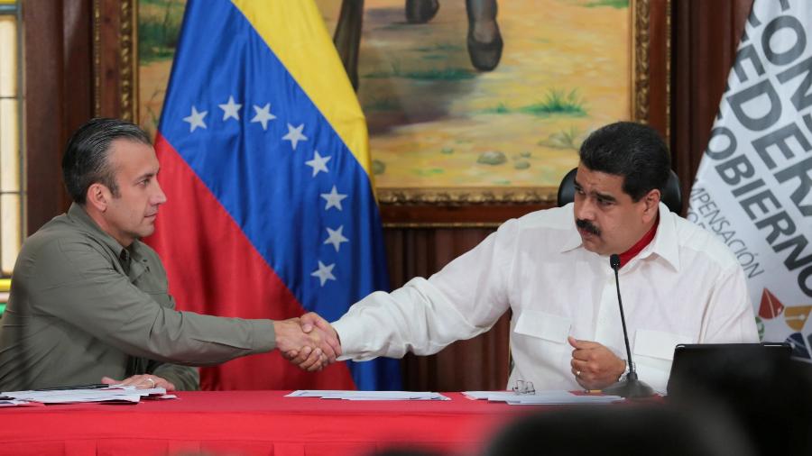 O presidente venezuelano, Nicolás Maduro (à dir.), cumprimenta o então vice-presidente, Tareck El Aissami, durante encontro com governadores em Caracas - Divulgação/Governo da Venezuela/The New York Times - 14.fev.2017