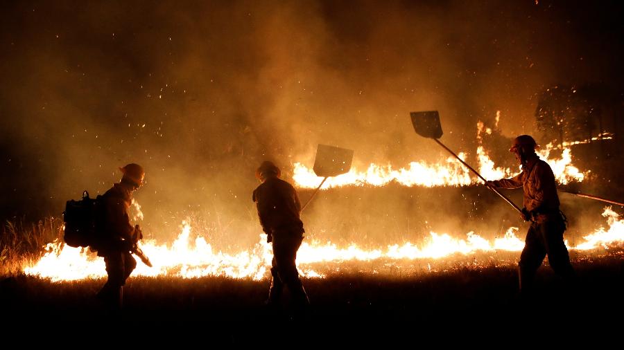 Funcionários do Ibama tentam controlar incêndio na reserva indígena Tenharim/Marmelos no Amazonas - Bruno Kelly/Reuters