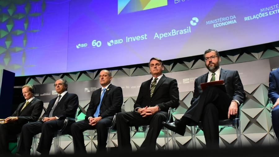 Jair Bolsonaro ao lado de ministros no Fórum de Investimentos Brasil - Divulgação