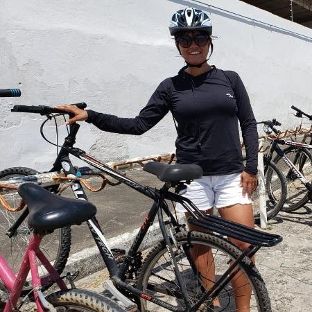 Enem 2019: A candidata Reigileide Vieira, 27, usou uma bicicleta para se locomover até o local de prova em Maceió (AL) - Carlos Madeiro/ UOL