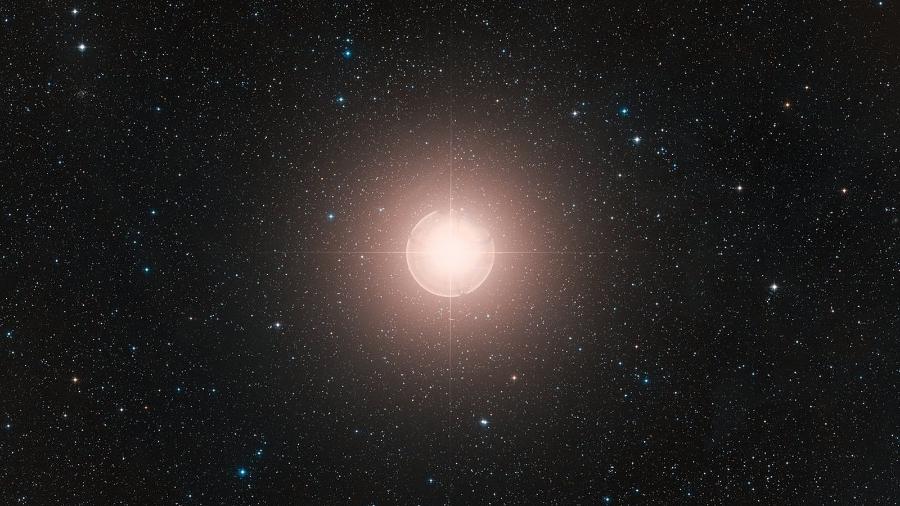 Quase mil vezes maior que o Sol, Betelgeuse tem perdido sua luminosidade drasticamente desde meados de novembro - Divulgação/ESO