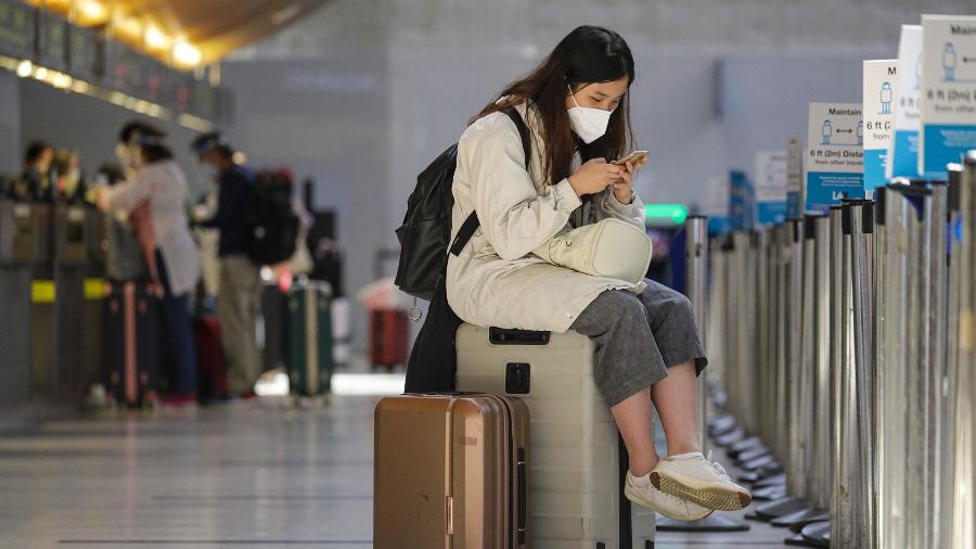 Turista usa máscara de proteção contra o coronavírus no Aeroporto Internacional de Los Angeles, nos Estados Unidos - Getty Images