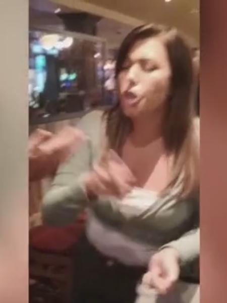 Clare McCarthy (foto) alegou ter se defendido de provocações de grupo que conversava em polonês dentro de bar na cidade de Bristol - Reprodução