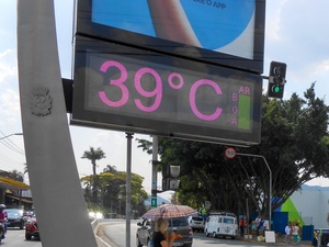 Termômetro de rua mostra até 39ºC na cidade de São Paulo na foto de setembro de 2020 - CESAR CONVENTI / FOTOARENA / FOTOARENA / ESTADÃO CONTEÚDO - CESAR CONVENTI / FOTOARENA / FOTOARENA / ESTADÃO CONTEÚDO