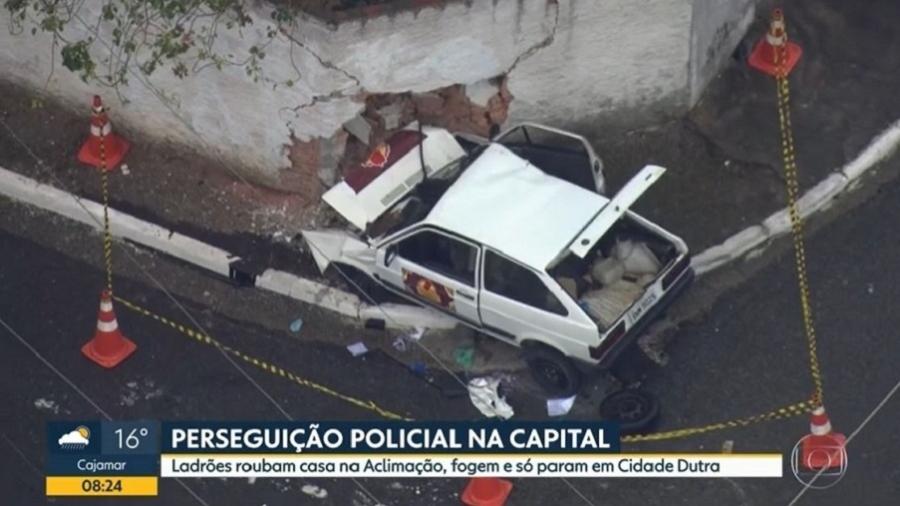 Os suspeitos teriam assaltado uma casa na Aclimação e só pararam quando colidiram contra uma casa na Cidade Dutra - Reprodução/TV Globo