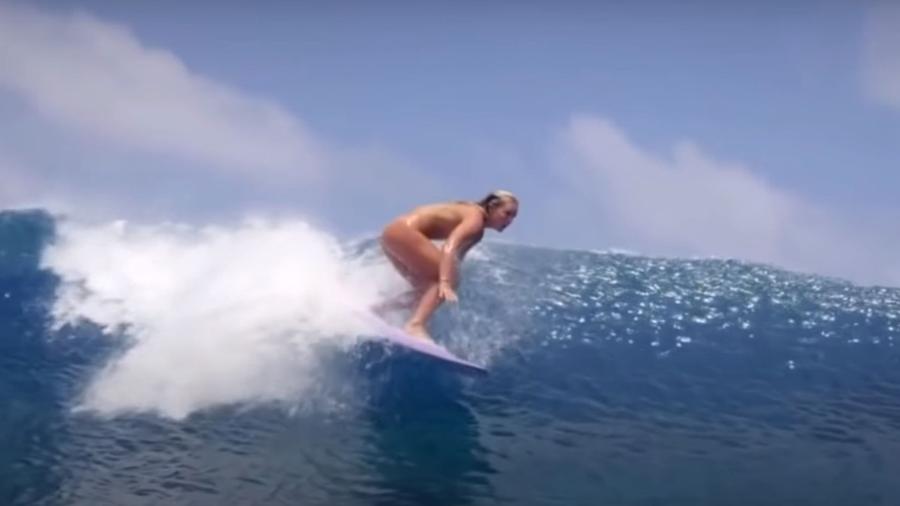 A surfista Felicity Palmateer lançou um filme no qual surfa nua  - Reprodução/Instagram