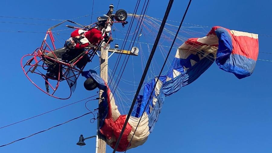 Papai Noel fica pendurado na rede elétrica de Rio Linda, na Califórnia - Divulgação