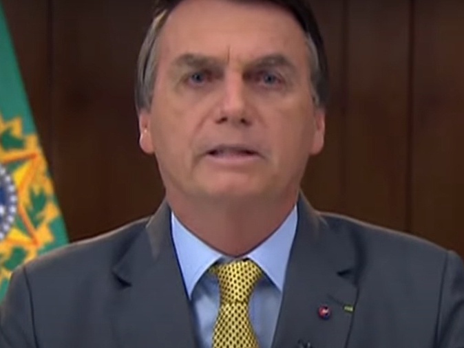 Bolsonaro mente sobre ações na pandemia e cita 2021 como "ano da vacinação"