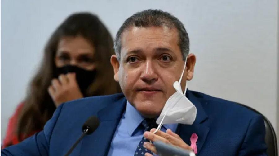 Kássio Nunes Marques com máscara pendurada na orelha - Edilson Rodrigues/Agência Senado