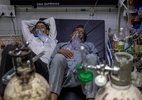 Pacientes com covid-19 dividem camas em hospital na Índia - DANISH SIDDIQUI/REUTERS