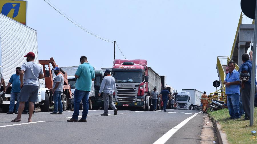 8.set.2021 - Caminhhoneiros realizam bloqueio no km 109 da BR-376, em frente ao posto Mercedes, em Paranavaí (PR) - Ivan Fuquini/ Diário do Noroeste