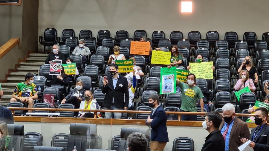 Manifestantes levaram cartazes com símbolo nazista durante manifestação na Câmara de Porto Alegre contra o passaporte da vacina - Reprodução