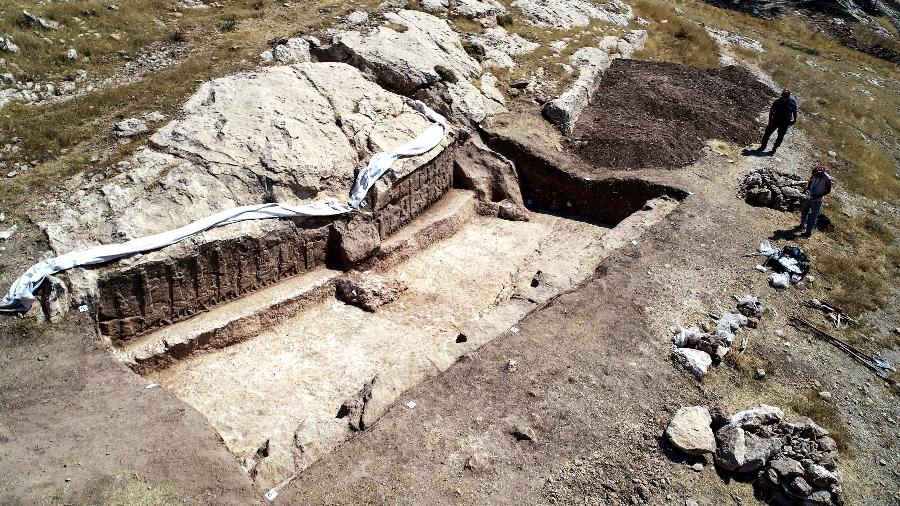 No Iraque, arqueólogos anunciaram descobertas que datam da época dos reis assírios Sargão II e seu filho Senaqueribe, incluindo uma prensa de vinho de 2.700 anos - AFP Photo/HO/Terra di Ninive