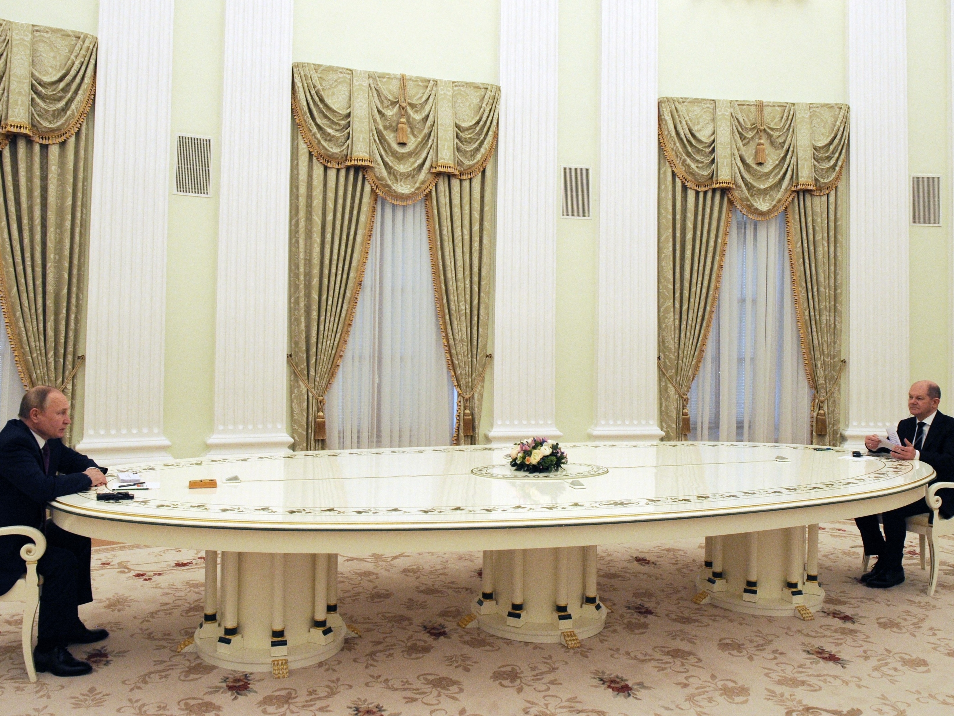 Europeus vão bancar parte do preço de combustível para aliviar motoristas