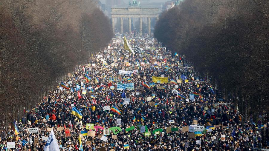 Neste domingo (27), região em frente ao Portão de Bradenburgo, em Berlim, foi tomada por manifestantes pela paz - Odd Andersen/AFP