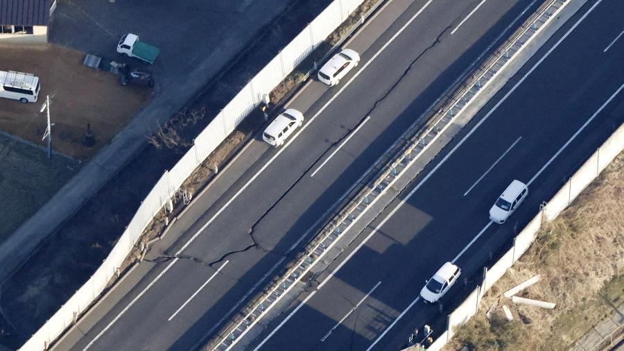 Danos em estrada em Shiroishi após terremoto atingir o Japão - Kyodo/via Reuters