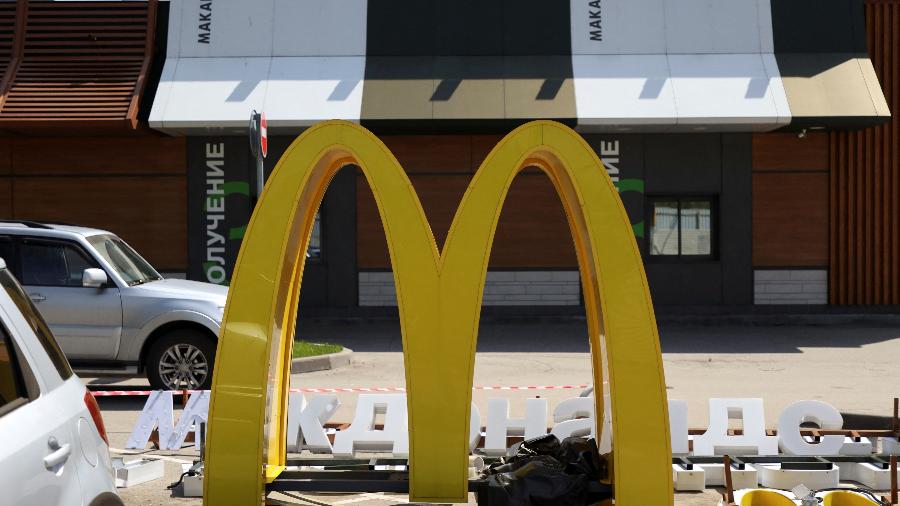 23.mai.22 - Arcos Dourados do McDonald"s começam a ser desmontados após serem removidos de um restaurante drive-thru em Khimki, nos arredores de Moscou, Rússia - LEV SERGEEV/REUTERS