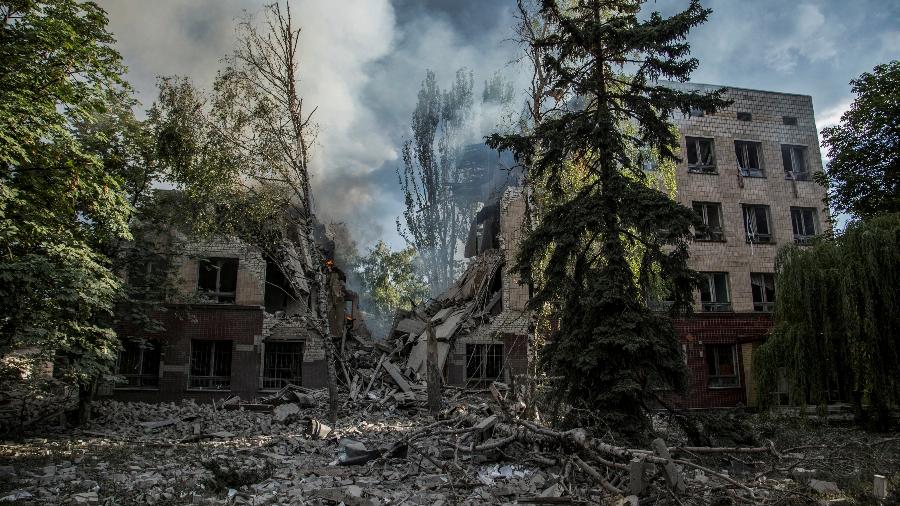 Fumaça sobe sobre os restos de um prédio destruído por um ataque militar em Lysychansk, região de Luhansk, - REUTERS/Oleksandr Ratushniak