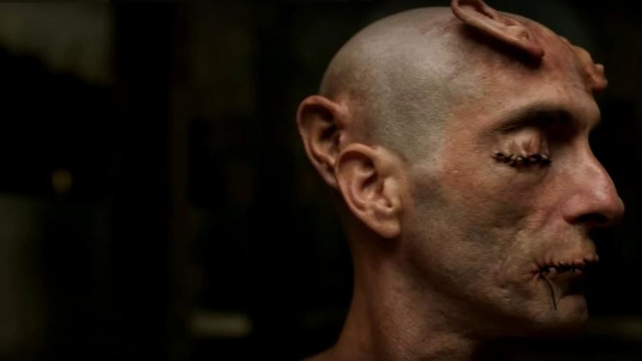 Personagem com orelhas implantadas na cabeça em cena de "Crimes do Futuro", de David Cronenberg - Reprodução/ Trailer oficial/ Crimes do Futuro