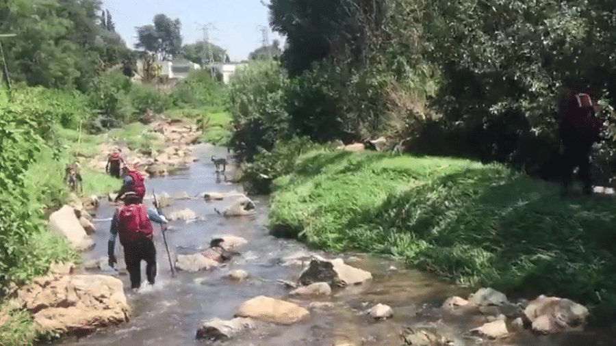 Equipes de resgate de Joanesburgo trabalharam hoje nas buscas dos corpos dos fiéis desaparecidos no rio Jukskei - Reprodução/Redes Sociais