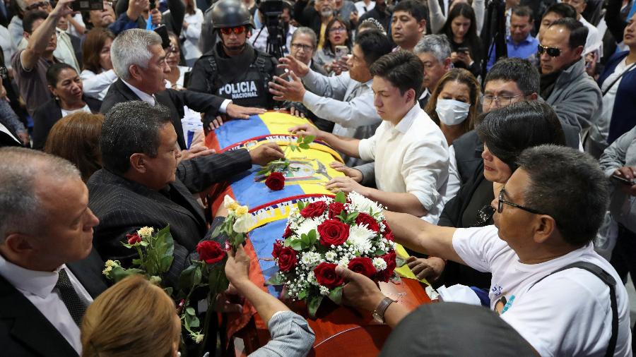 Amigos, familiares e apoiadores de Fernando Villavicencio participam de homenagem pública antes do enterro do presidenciável em Quito