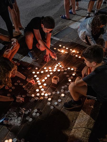 Pessoas acendem velas para pessoas supostamente capturadas pelo Hamas