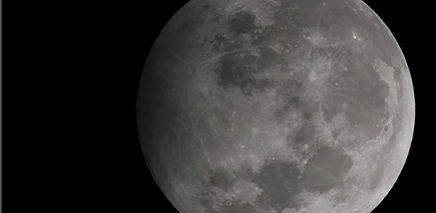Eclipse lunar e meteoro raro são flagrados no céu de Rio Grande do Sul