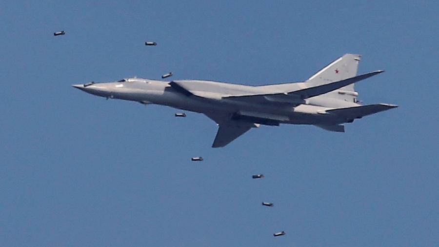 O avião militar Tupolev Tu-22M3 lança bombas durante a competição Aviadarts, parte dos Jogos Internacionais do Exército de 2018, na cordilheira de Dubrovichi, Rússia, em 4 de agosto de 2018 - Maxim Shemetov/REUTERS