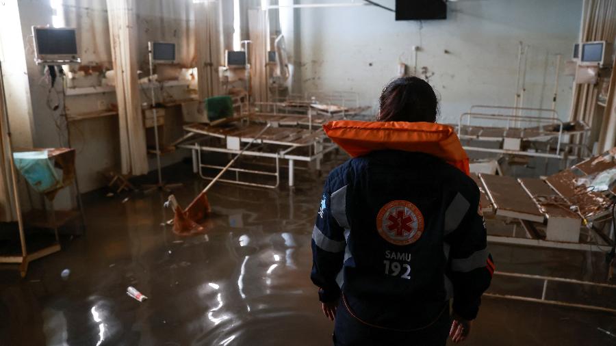 Sala em pronto-socorro de Canoas (RS), depois de hospital ser atingido pelas enchentes